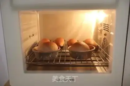Make Black-shell hot dog bread step 10