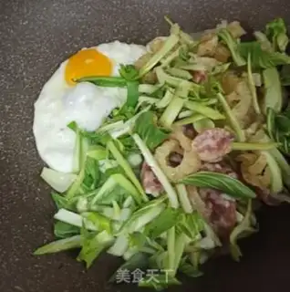 Make A green sausage egg noodles step 1