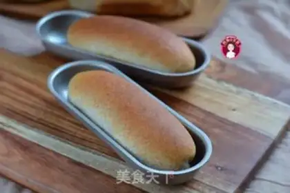 Make Black-shell hot dog bread step 12