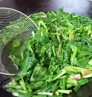 Make walnut spinach step 2