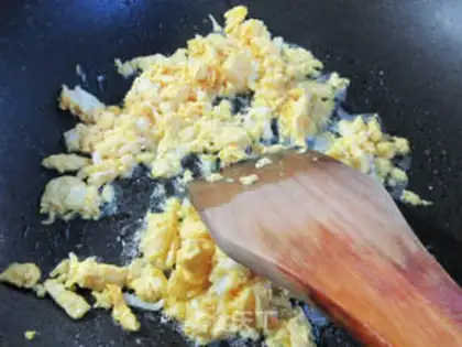 Make Garlic fried duck eggs step 3