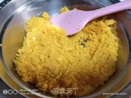 Make Salted egg and yellow-flowed soup step 1