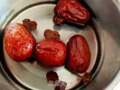 Make Red-tree cinnamon apple water step 1