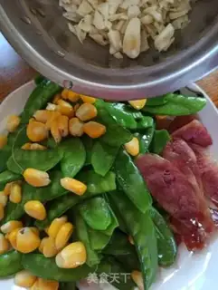 Make Dutch soy corn pelt fried sausage step 2