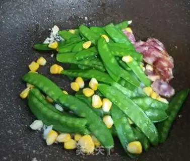 Make Dutch soy corn pelt fried sausage step 4