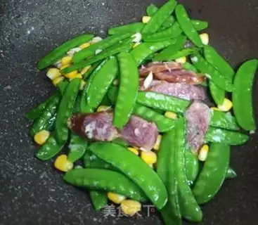 Make Dutch soy corn pelt fried sausage step 5