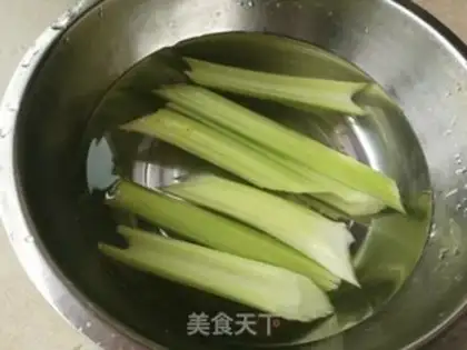 Make Celery lilies for cashew nuts step 0