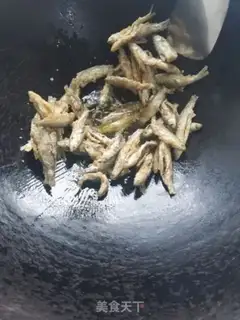 Make Pyramid fried fish step 1