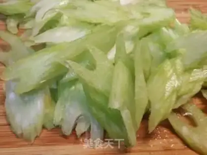 Make Celery lilies for cashew nuts step 1
