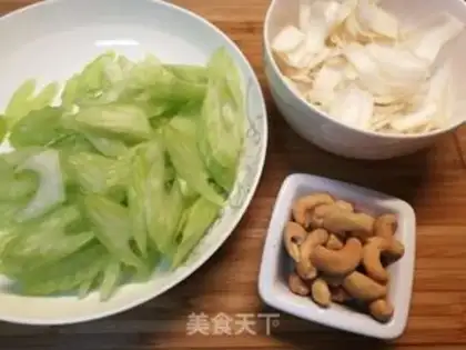 Make Celery lilies for cashew nuts step 2