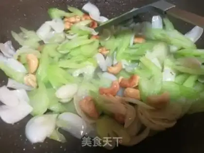 Make Celery lilies for cashew nuts step 5
