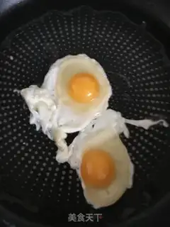 Make Fish-skinned eggs for radish step 1