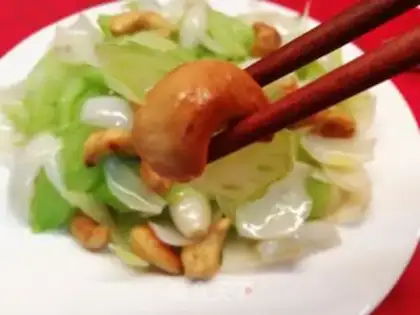 Make Celery lilies for cashew nuts step 7