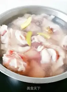 Make Spicy pig feet step 2