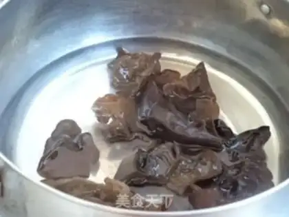 Make Black-mucked gill mushrooms and chili step 2