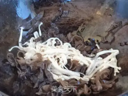 Make Black-mucked gill mushrooms and chili step 5