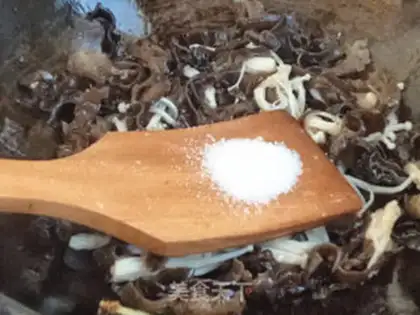 Make Black-mucked gill mushrooms and chili step 6