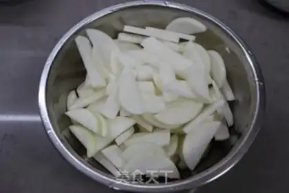 Make radish meatball soup step 1