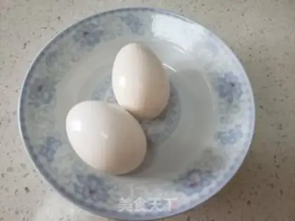 Make Garlic fried goose eggs step 1