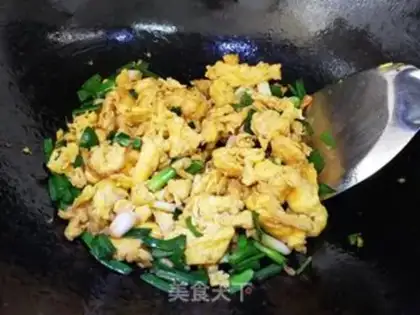 Make Garlic fried goose eggs step 3