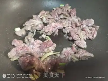 Make Holy cow, green pepper and beef step 1