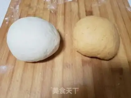 Make Double-coloured pumpkin buns step 3