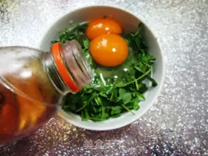 Make Strawseed fried duck eggs step 1
