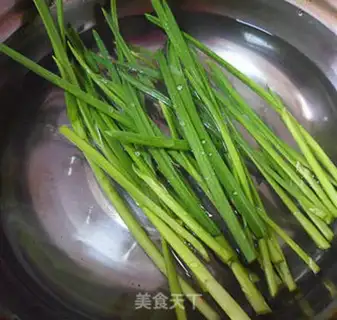 Make Garlic fried eggs step 1