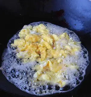 Make Garlic fried eggs step 3