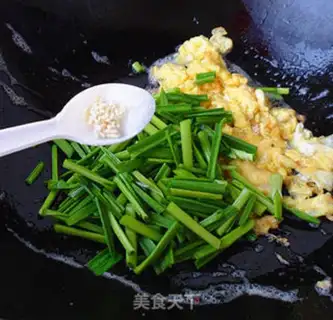 Make Garlic fried eggs step 4
