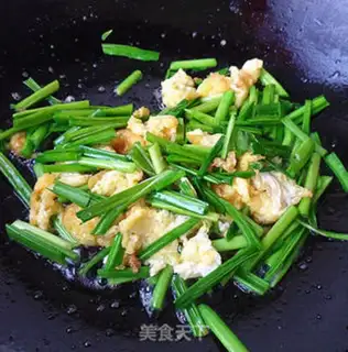 Make Garlic fried eggs step 5