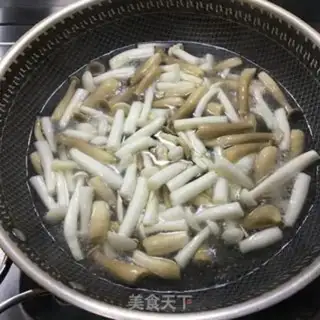 Make Two mushrooms of fried meat step 0