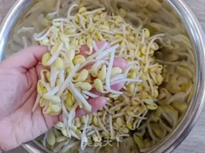 Make Soybeans sprouts of pork-skin powder step 0