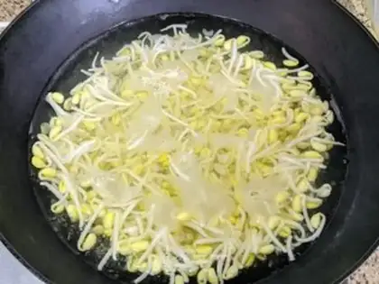 Make Soybeans sprouts of pork-skin powder step 1