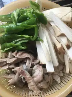 Make Pyre apricot mushrooms fried pig belly step 0