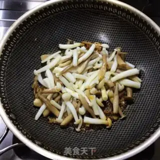 Make Two mushrooms of fried meat step 4