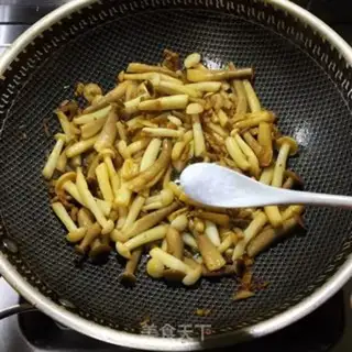 Make Two mushrooms of fried meat step 5