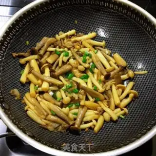 Make Two mushrooms of fried meat step 6