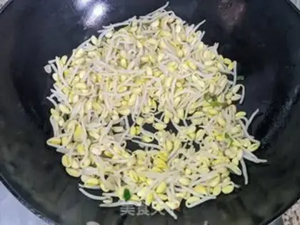 Make Soybeans sprouts of pork-skin powder step 4