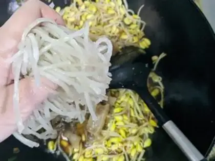 Make Soybeans sprouts of pork-skin powder step 6