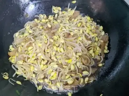 Make Soybeans sprouts of pork-skin powder step 7