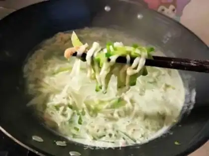Make Roz-shrimp-skinned noodles step 9