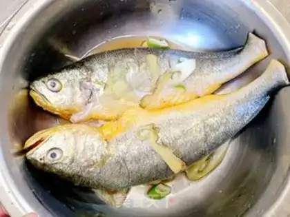 Make Dry-burned yellow fish step 0