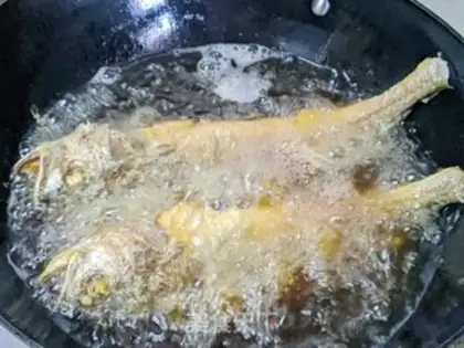 Make Dry-burned yellow fish step 2