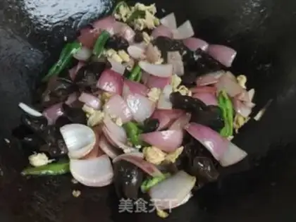 Make Blackwood onion fried eggs step 8