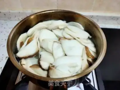 Make Pork abalone carrot dumplings step 3