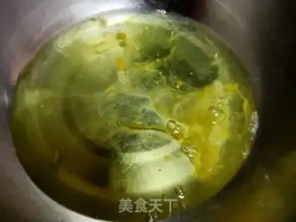 Make Pyramid fried eggs step 1