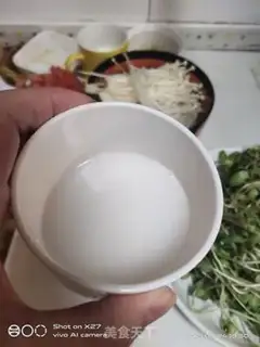 Make Tomato fried eggs step 1