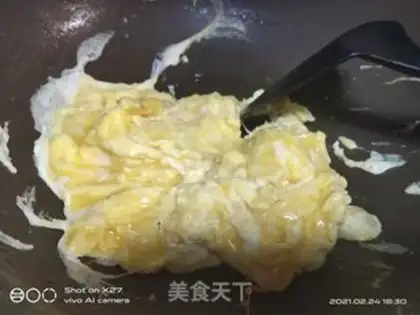 Make Tomato fried eggs step 2
