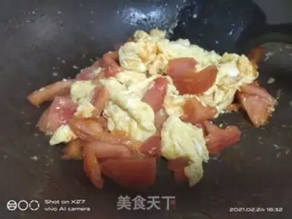 Make Tomato fried eggs step 5
